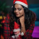 Aswathy Sreekanth Instagram - ഇത്തവണ സാന്റയെ കൈയോടെ പിടിച്ചു. ഈ വർഷം വളരെ നല്ല കുട്ടിയായിരുന്നത് കൊണ്ട് എന്ത് വേണേലും തരാം ന്നു പറഞ്ഞിട്ടുണ്ട്. കിട്ടണേൽ പാതി നിങ്ങക്കും തരാം... എന്താ ചോദിക്കേണ്ടത് ?? 😁 (എനിക്ക് മാത്രം ക്രിസ്മസ് പടമില്ലെന്ന് സെന്റി അടിക്കാൻ നിന്നപ്പോൾ എന്നാ ഇപ്പൊ തന്നെ സെറ്റാക്കാം ന്ന് പറഞ്ഞ് ഉള്ള പ്രോപെർട്ടിയും ലൈറ്റും ക്യാമറയും എടുത്ത് ഇന്നലെ രാത്രി കൊണ്ടിത് പടമാക്കിയ ചങ്കിന് പ്രത്യേകം സ്നേഹം @unaiseadivadu )