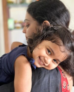 Aswathy Sreekanth Instagram - That ‘Amma pondaa’ mode ! And swipe to see what happens when Amma says ‘Ok, am not going anywhere’ 😁😁

#mommyguilt #wheremyheartmelts