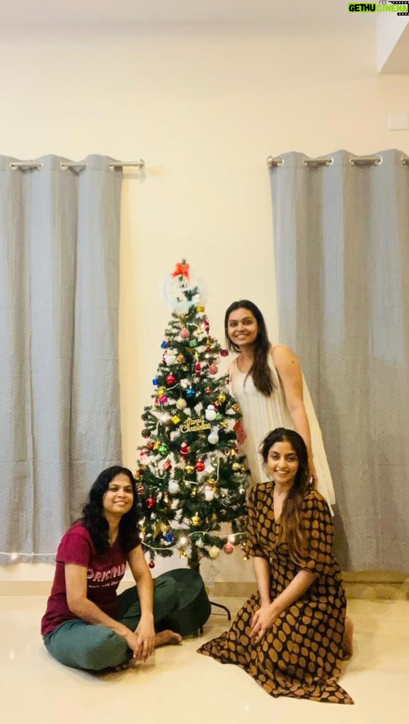 Athmiya Instagram - Christmas is hereeeee🎄🧑🎄 Just small happiness♥️ #christmastree #christmasfun -#justsmallhappiness