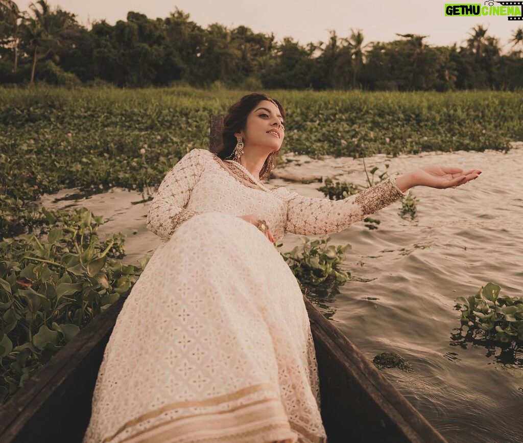 Athmiya Instagram - Drenched in Sun ☀ @sameeh_photography @_sapnas_makeover @nimo_designer_studio @m_uhammed_sap @parakkat_jewels @ekanthaala