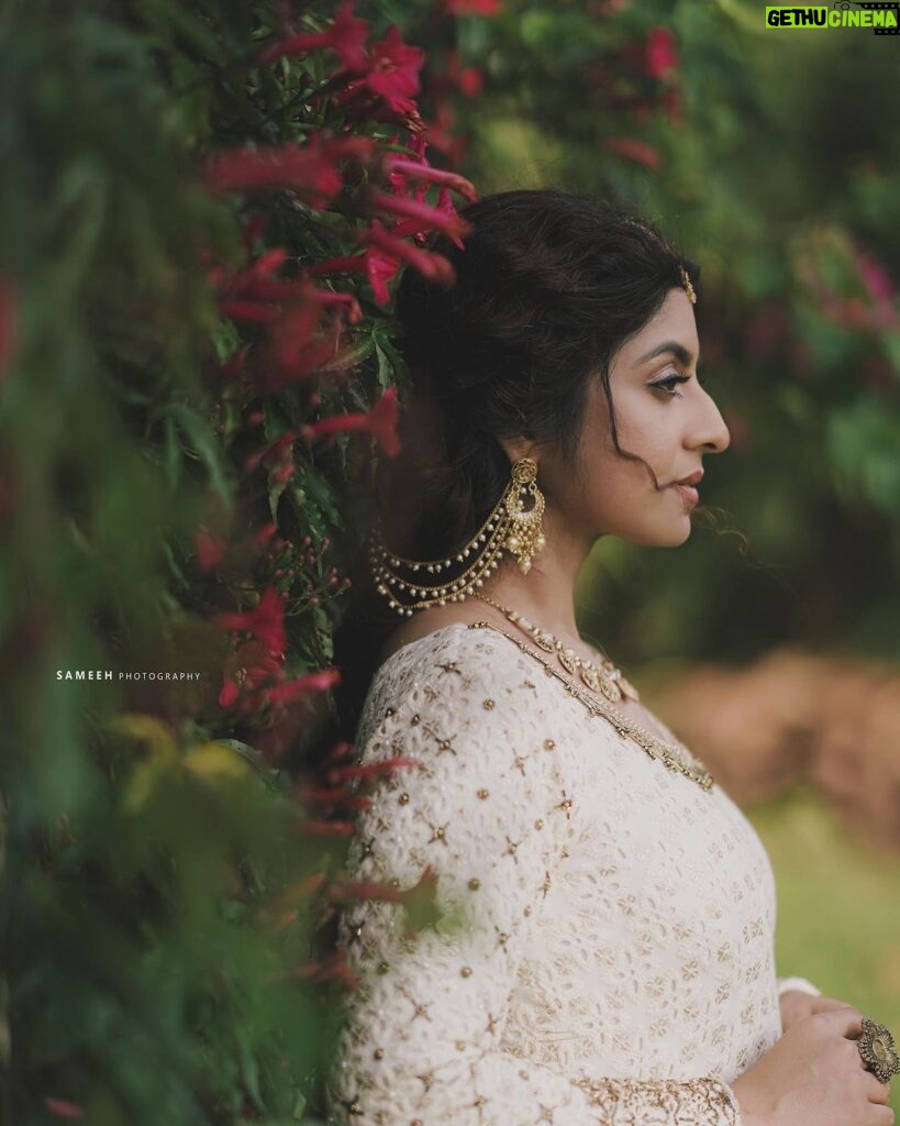 Athmiya Instagram - One Full moon day 🌕 ❤️ 📸 @sameeh_photography 👗 @nimo_designer_studio 💄 and hair @_sapnas_makeover Accessories @parakkat_jewels Styling @m_uhammed_sap Location @ekanthaala