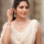 Athulya Ravi Instagram – 🤍🤍
#god #goals #growing #glow ✨
👗 @sahilkochharofficial 
Stylist @manogna_gollapudi 
M&H @arupre_makeup_artist 
Clicked @camerasenthil 
Jwelry @aviradiamonds