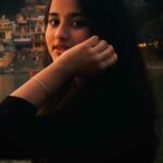 Aurra Bhatnagar Badoni Instagram - Wildly dreaming ☁️🌙✨ 📸: @deeptibhatnagarbadoni / @lovealchemi Rishikesh ऋषिकेश