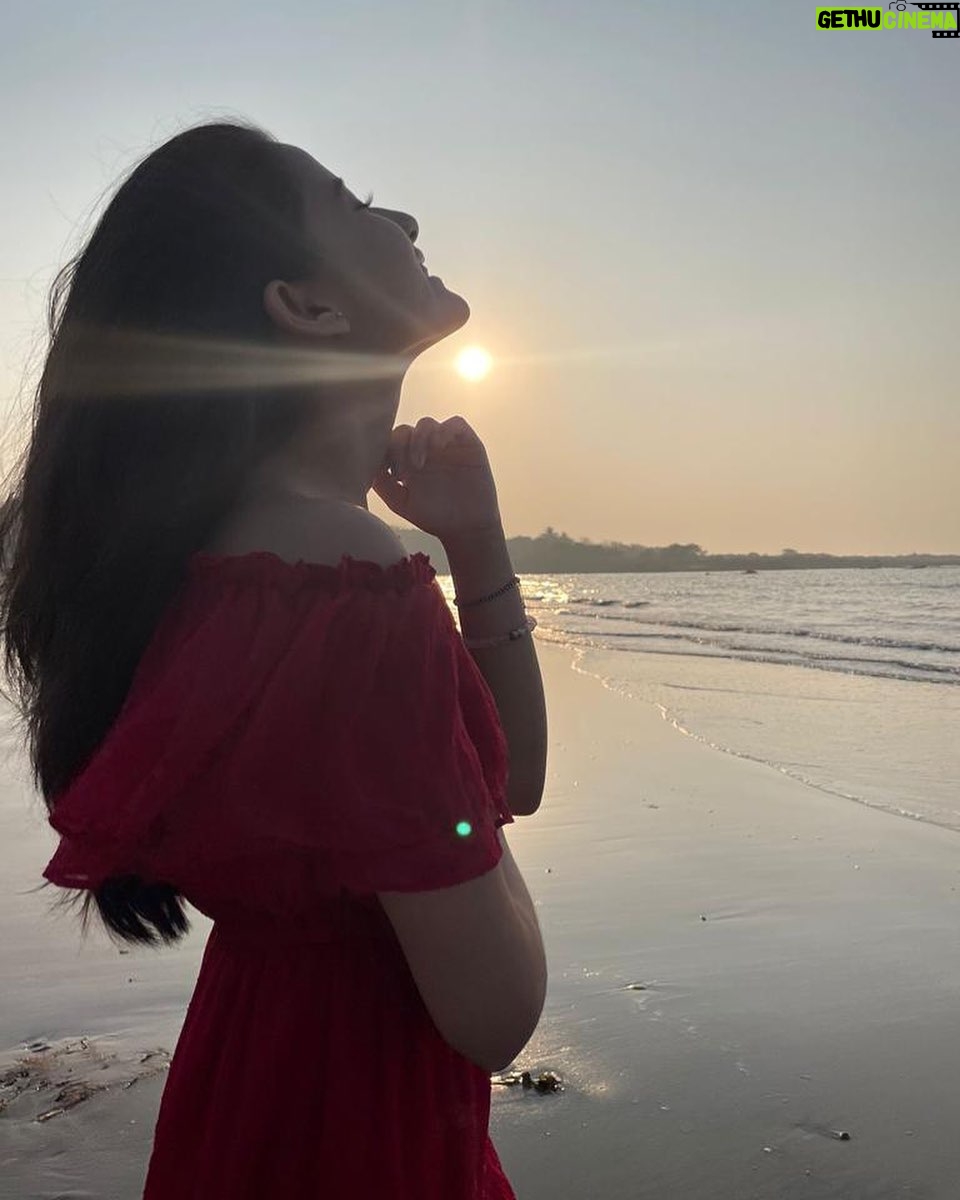Aurra Bhatnagar Badoni Instagram - Sooraj ki baahon mein, ab hai yeh zindagi / Kirne hain saanson mein, baaton mein roshni…🌞📸 @prakritikasparsh #photooftheday #mumbaidairies #instagood #instamood Mumbai, Maharashtra