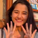 Aurra Bhatnagar Badoni Instagram - Put ur finger down weird edition 🙃🤣🫣🤷‍♀️ (ps: at last, it got cut but yes I do use them 🤣)