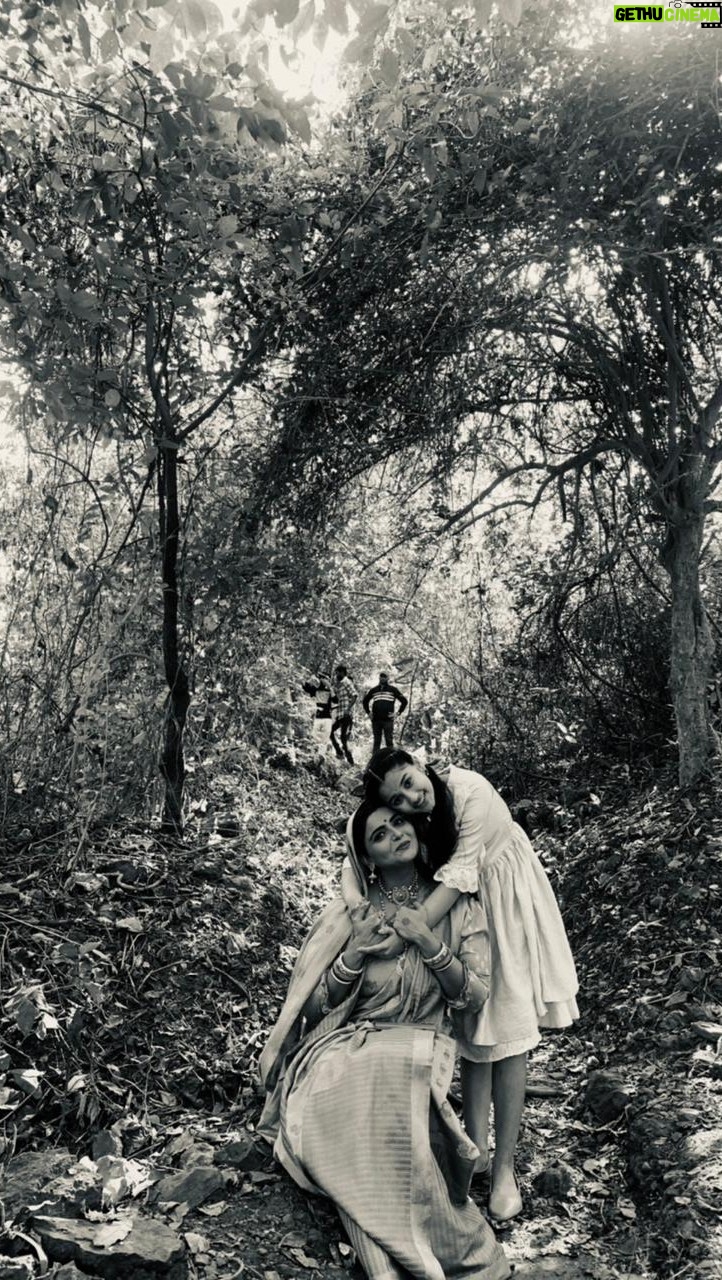 Aurra Bhatnagar Badoni Instagram - Jiya ko mere baandh aise liye re… I don’t know what is this bond … But there is something for sure ♥️♥️♥️ Every single day at work with you is what this video is all about 🤩.. We ate , we danced, we laughed, we rehearsed, we spoke … we did everything 💞 On your birthday my little mishti doi I wish you a world of happiness , laughter , success , good health and everything that you dream of and much more … You are very very special and very close to my heart … Keep shining and keep smiling the way you always do my Shona ♥️♥️♥️ Love you heaps 🥰🥰 Lunch at shoot can never be the same without you and mom and dad… @aurrabhatnagarbadoni @deeptibhatnagarbadoni @soulalchemi #karmicrelationships #sweetheart #bondforever #durgaaurcharu #missyou #happybirthday #12thbirthday #meridurga