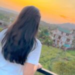 Aurra Bhatnagar Badoni Instagram - The sunset 🌅 made me do this 🤍 🎵: @we_fiftyfifty