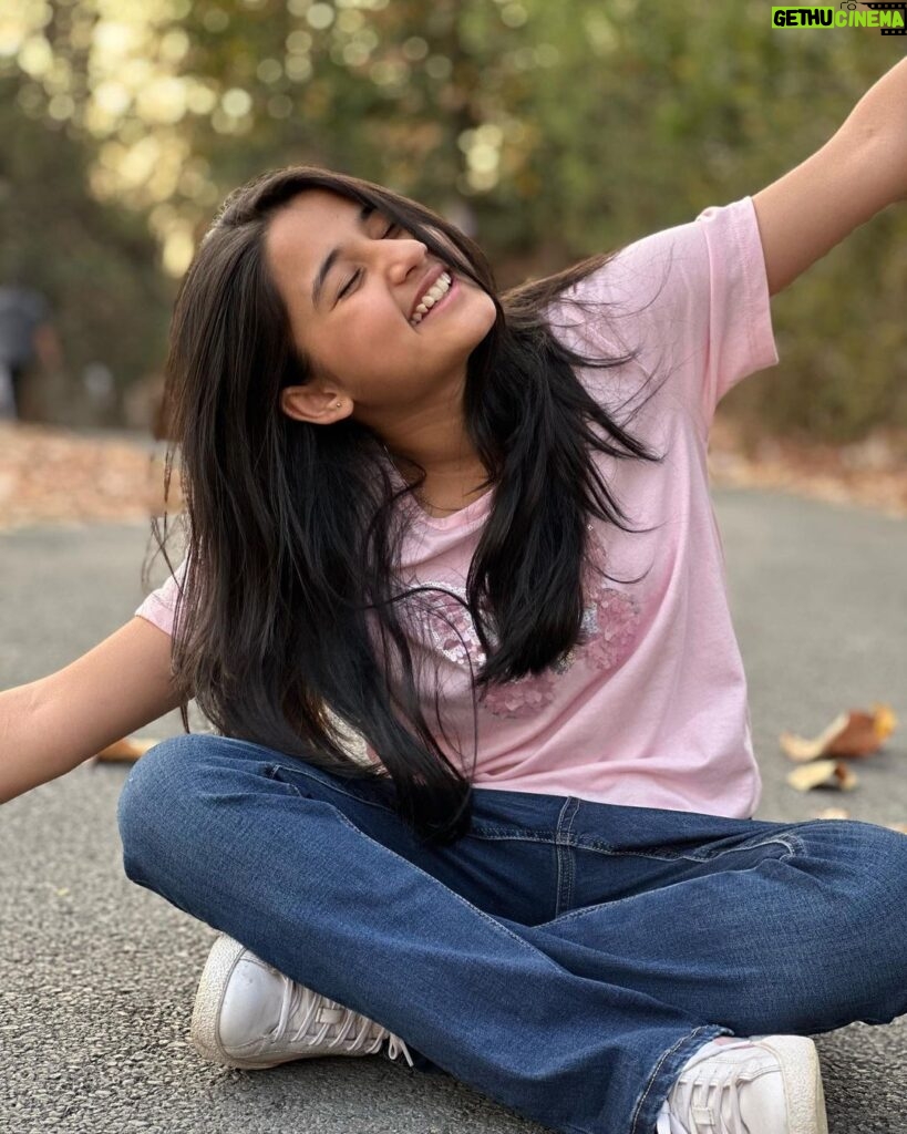 Aurra Bhatnagar Badoni Instagram - Le jaayein jaane kahaan Hawayein, hawayein… Le jaayein tujhe kahaan Hawayein, hawayein… Dehra Dun, India