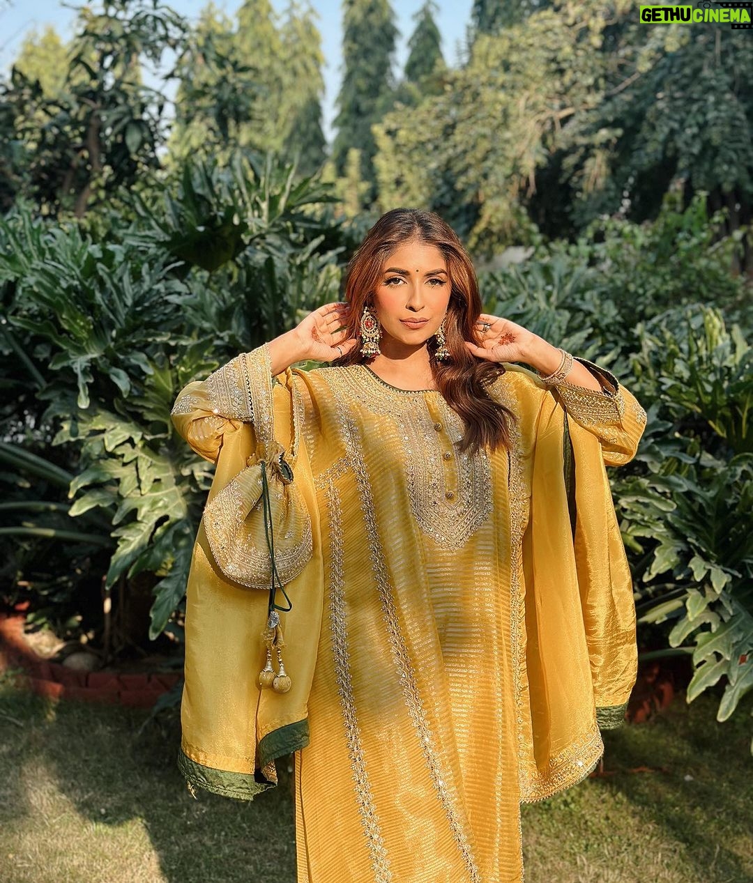 Avantika Hundal - 5.2K Likes - wedding szn is my favvvv💛