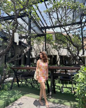 Avantika Hundal Instagram - Days that look like this 🌸☀️🍔🥤

Wearing @shopnassh