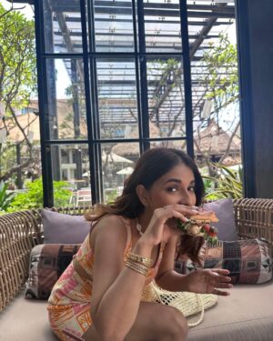 Avantika Hundal Instagram - Days that look like this 🌸☀️🍔🥤

Wearing @shopnassh