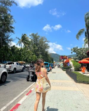 Avantika Hundal Instagram - Days that look like this 🌸☀️🍔🥤

Wearing @shopnassh