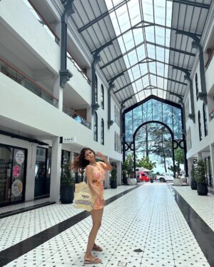 Avantika Hundal Instagram - Days that look like this 🌸☀️🍔🥤

Wearing @shopnassh