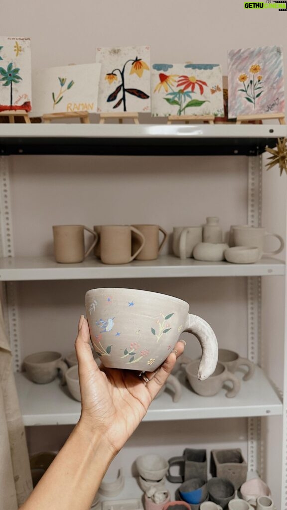 Avantika Hundal Instagram - We did a mug painting workshop at @madeby_studioblend and it was so much fun 💕 Can’t wait for the mugs to get glazed and see the final result 😁