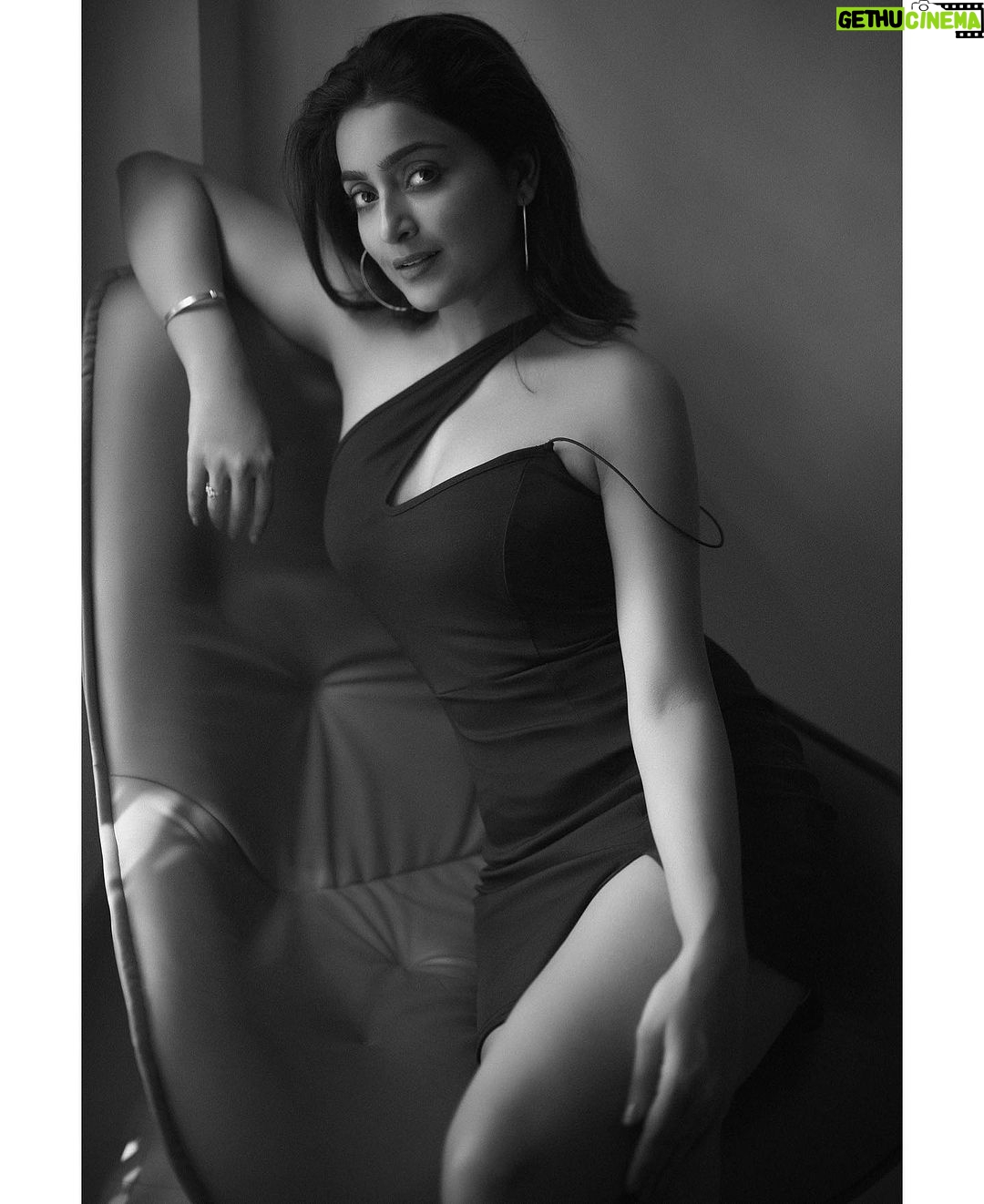 Avantika Mishra Instagram - U N A V A I L ABLE 🖤