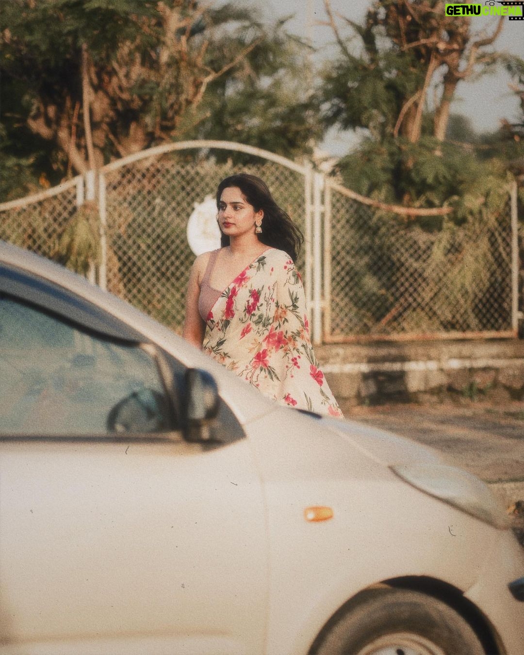 Ayesha Khan Instagram - बेक़रार करके हमें यूँ ना जाइए… 📷- @theartist.fx