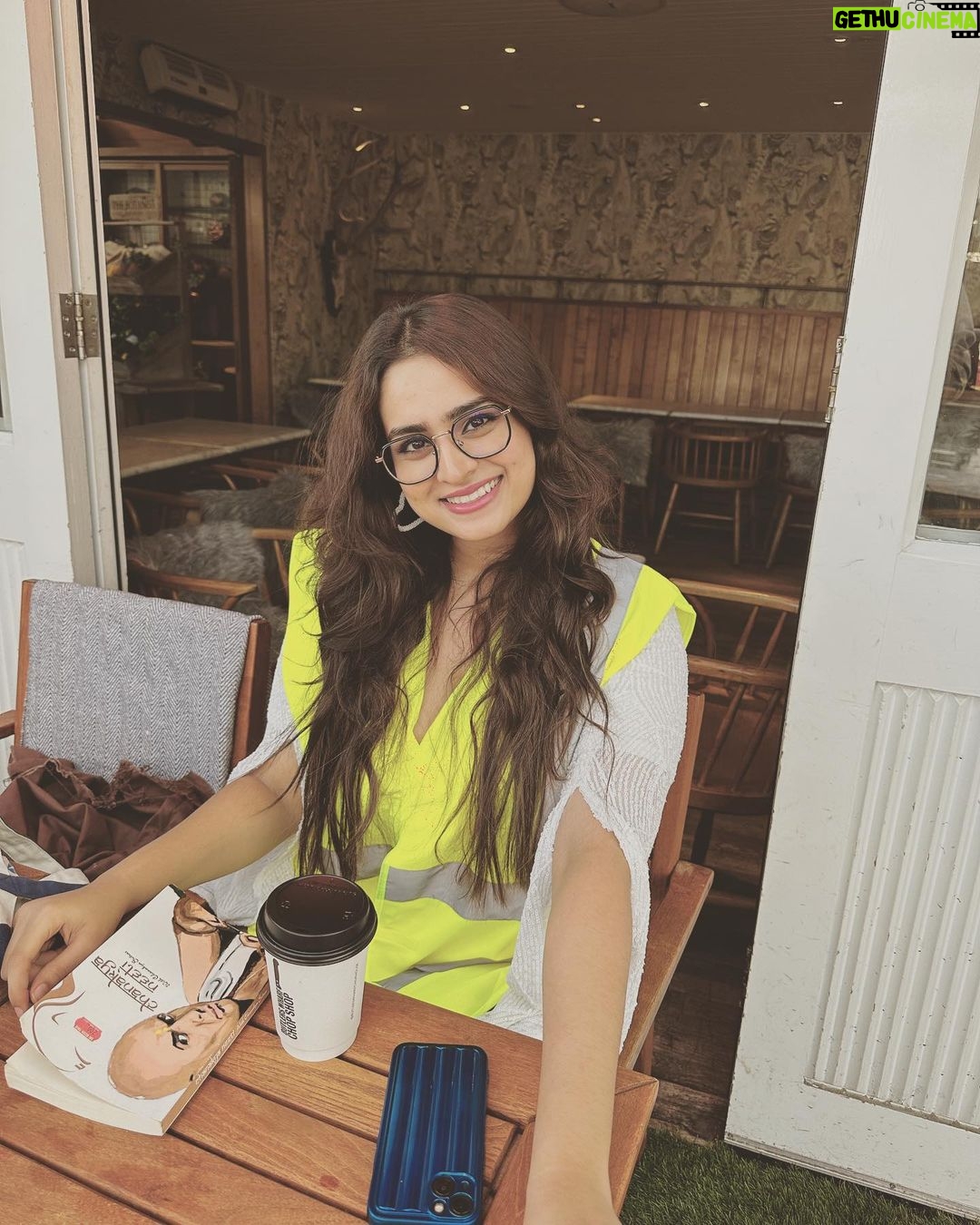 Ayesha Khan Instagram - 🇬🇧 ✈️ . . London will always be special because of Pooja bhabhi❤️