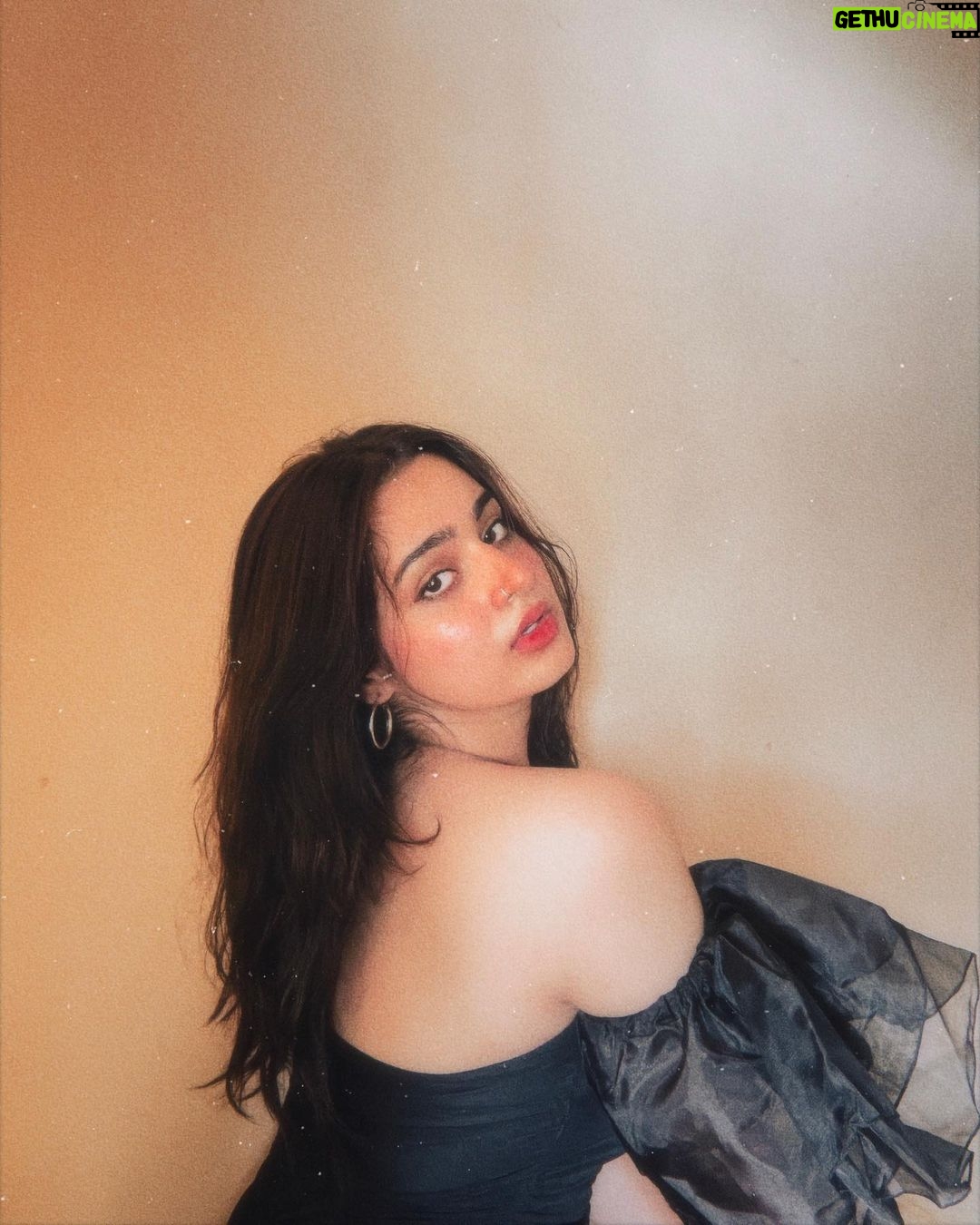 Ayesha Khan Instagram - Hopeless romantic ❤️🩹
