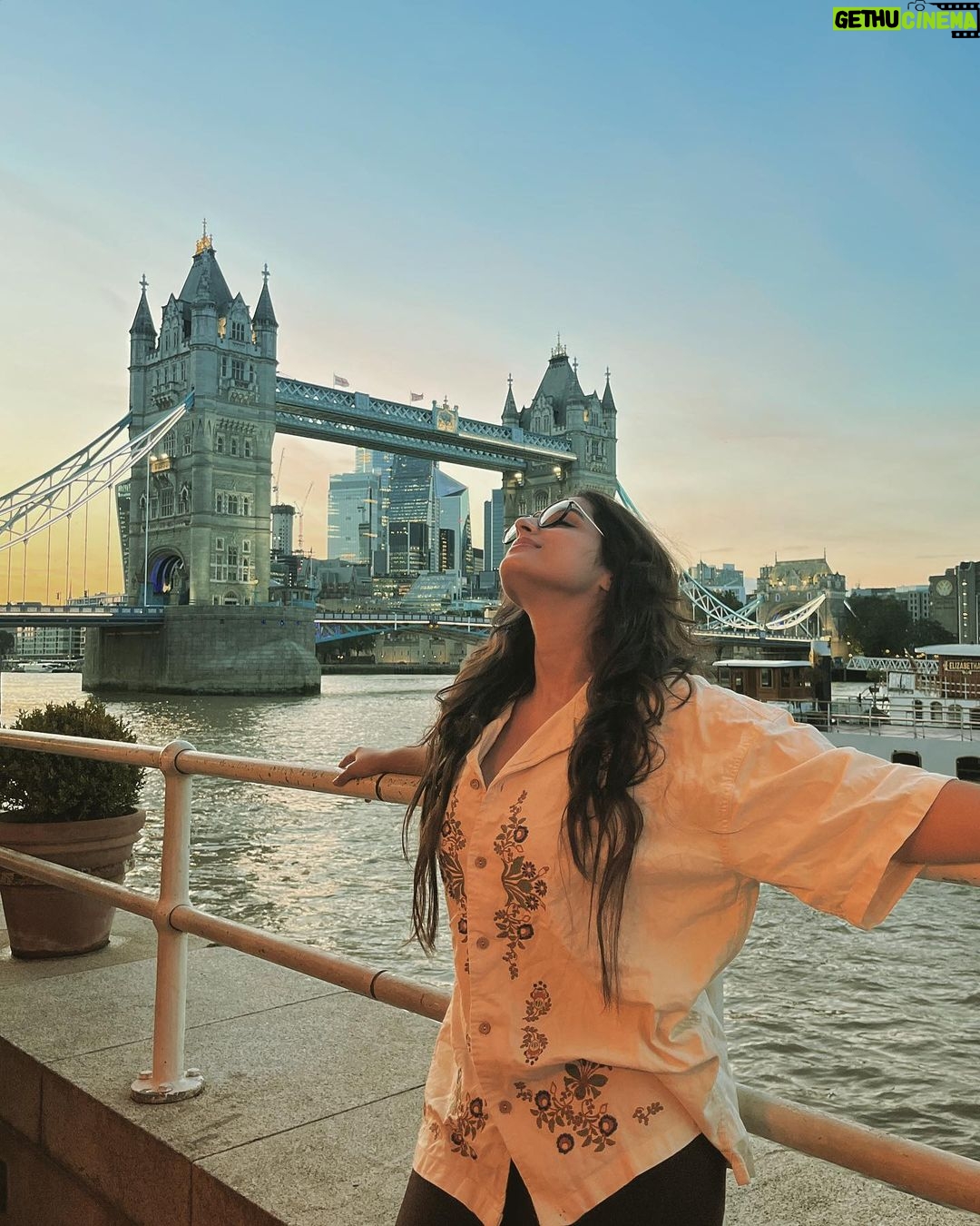 Ayesha Khan Instagram - 🇬🇧 ✈️ . . London will always be special because of Pooja bhabhi❤️
