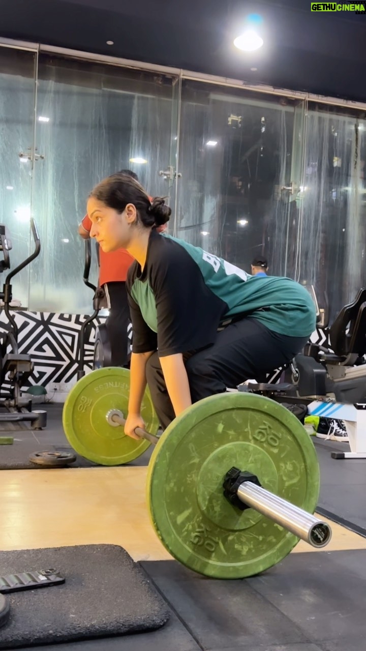 Ayesha Khan Instagram - L4 L5 injury cannot stop me from getting stronger 💪🏻 . . #reelsinstagram #gymvideos #explore #foryou #trendingreels #gymreels
