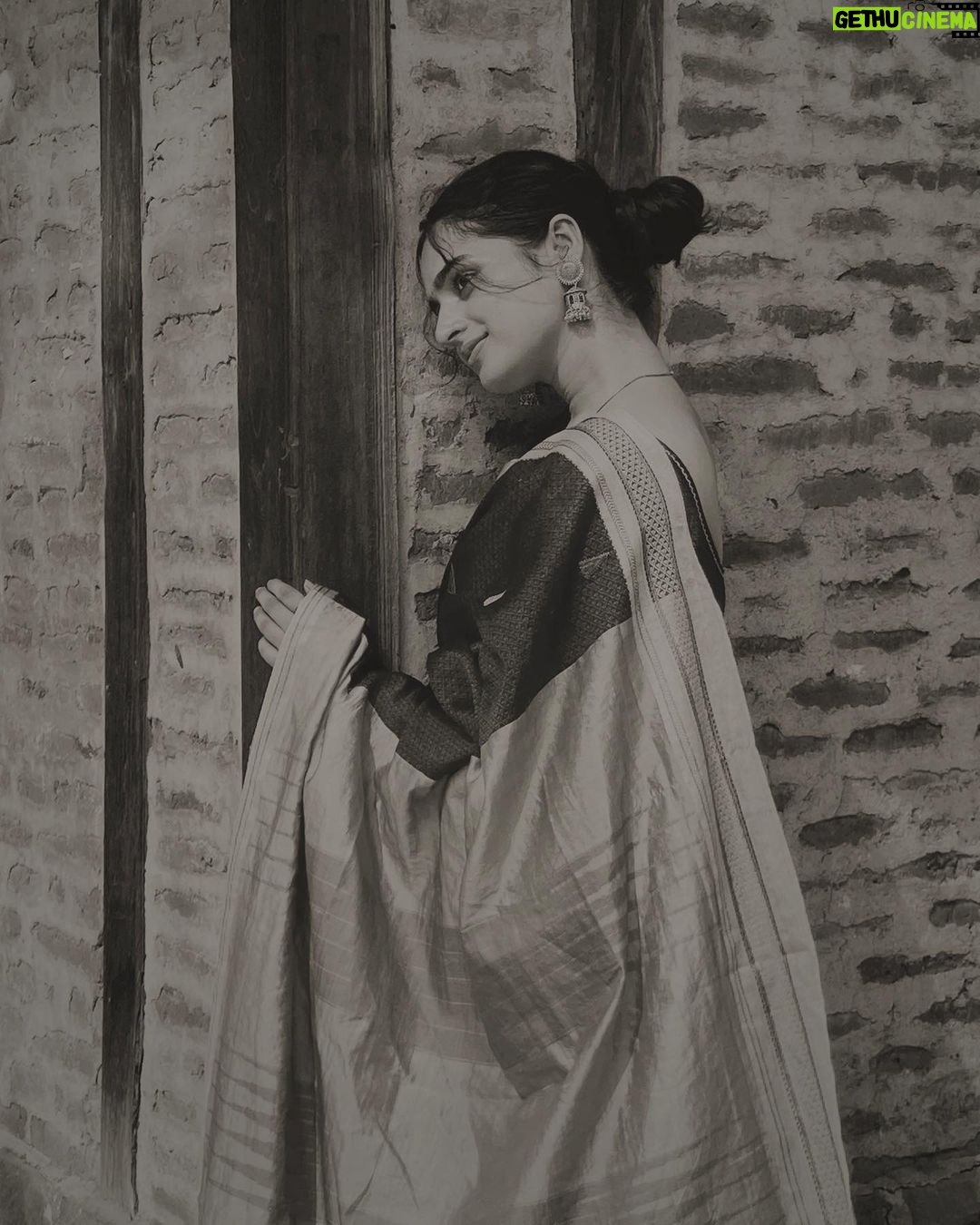 Ayesha Khan Instagram - कोई लफ़्ज़ों के लिए बैठा रहा, किसी ने आँखें पढ़ ली… 📷- @varunrajkalas_dop