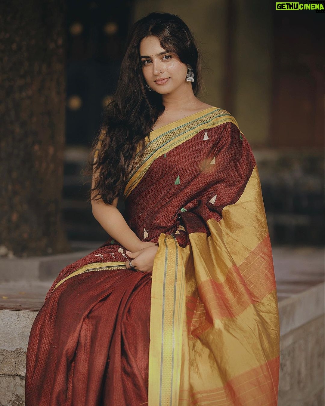 Ayesha Khan Instagram - कोई लफ़्ज़ों के लिए बैठा रहा, किसी ने आँखें पढ़ ली… 📷- @varunrajkalas_dop