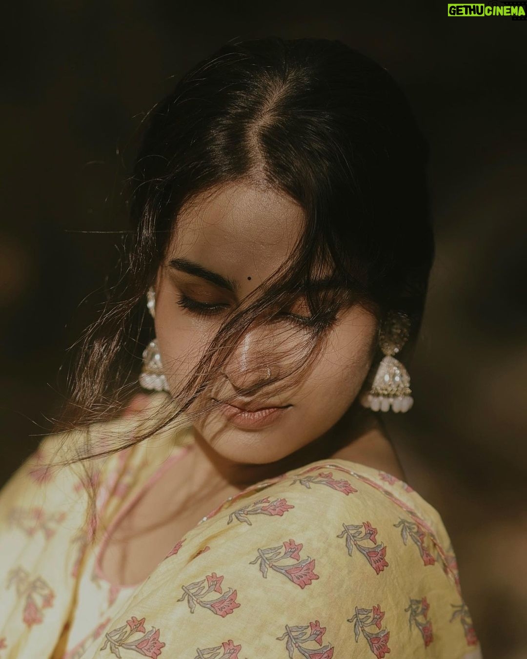 Ayesha Khan Instagram - तेरी झुकी नज़र, तेरी हर अदा.. 📷- @varunrajkalas_dop