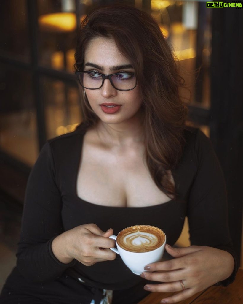 Ayesha Khan Instagram - Coffee date?☕️❤️ 📷- @theoutcastsoul
