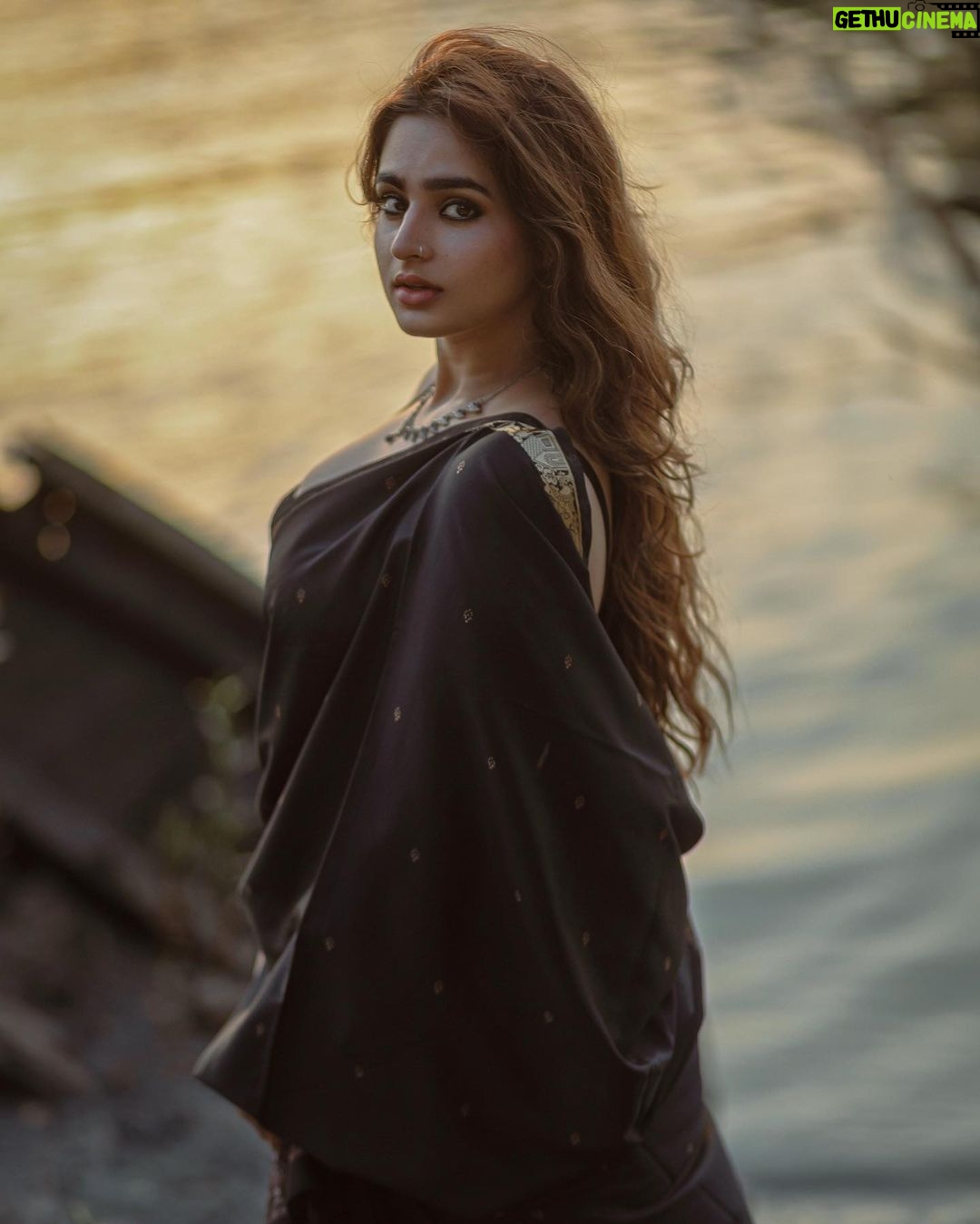 Ayesha Khan Instagram - एसा नहीं के तेरे बाद अह्ल- ए- करम नहीं मिलें, लोग तो बहोत मीले, पर लोगों से हम नहीं मिले. 📷- @theoutcastsoul