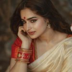 Ayesha Khan Instagram - कहती है इश्क़ दुनिया जिसे , मेरी जान- ए- मन, इस एक लफ़्ज़ में ही छुपी कायनात है. 📷- @theoutcastsoul