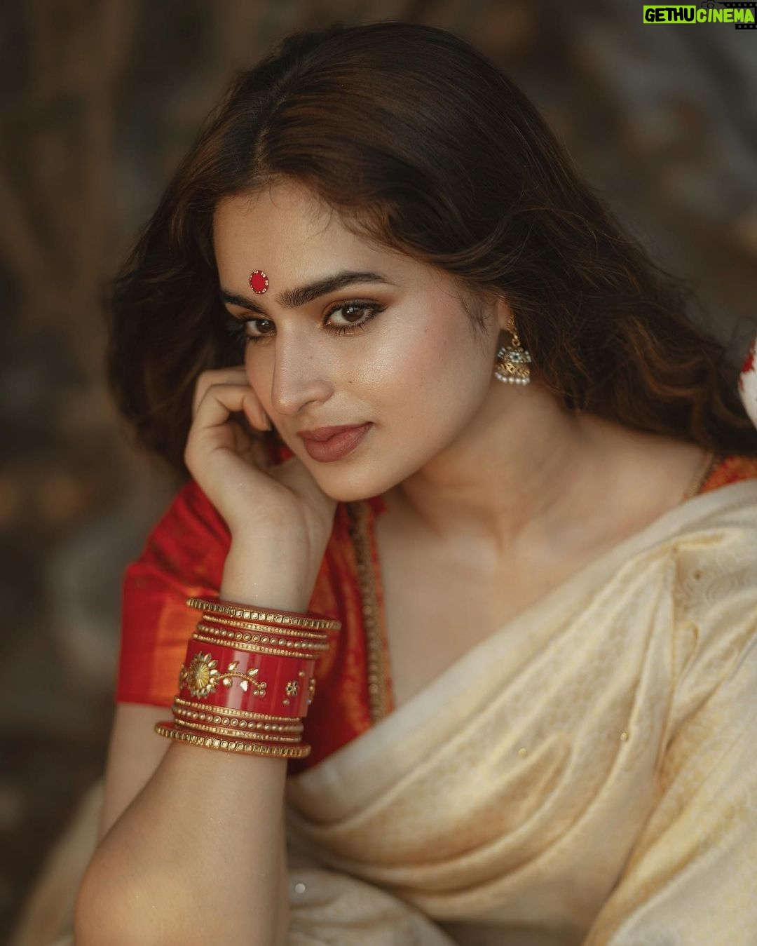 Ayesha Khan Instagram - कहती है इश्क़ दुनिया जिसे , मेरी जान- ए- मन, इस एक लफ़्ज़ में ही छुपी कायनात है. 📷- @theoutcastsoul