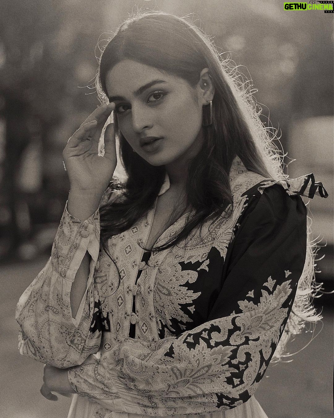 Ayesha Khan Instagram - वो ज़हर देता तो दुनिया की नज़रों में आ जाता, सो उसने यूँ किया के वक़्त पे दवा नहीं दी… -अहमद फ़राज़ साहब . . 📷- @http.m_alpha