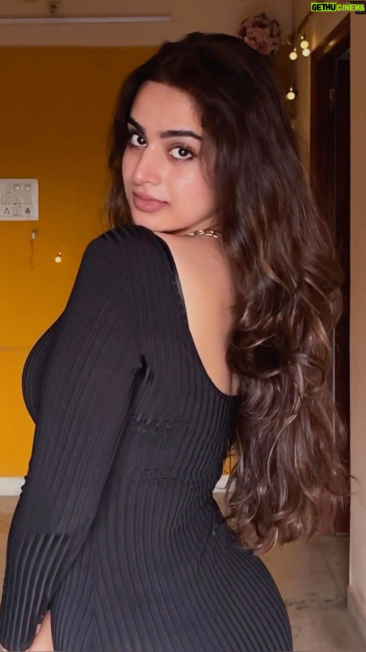 Ayesha Khan Instagram - Zulfan de jaal mere 👀 . . #reelsinstagram #foryou #slowmo #explorepage #lofi
