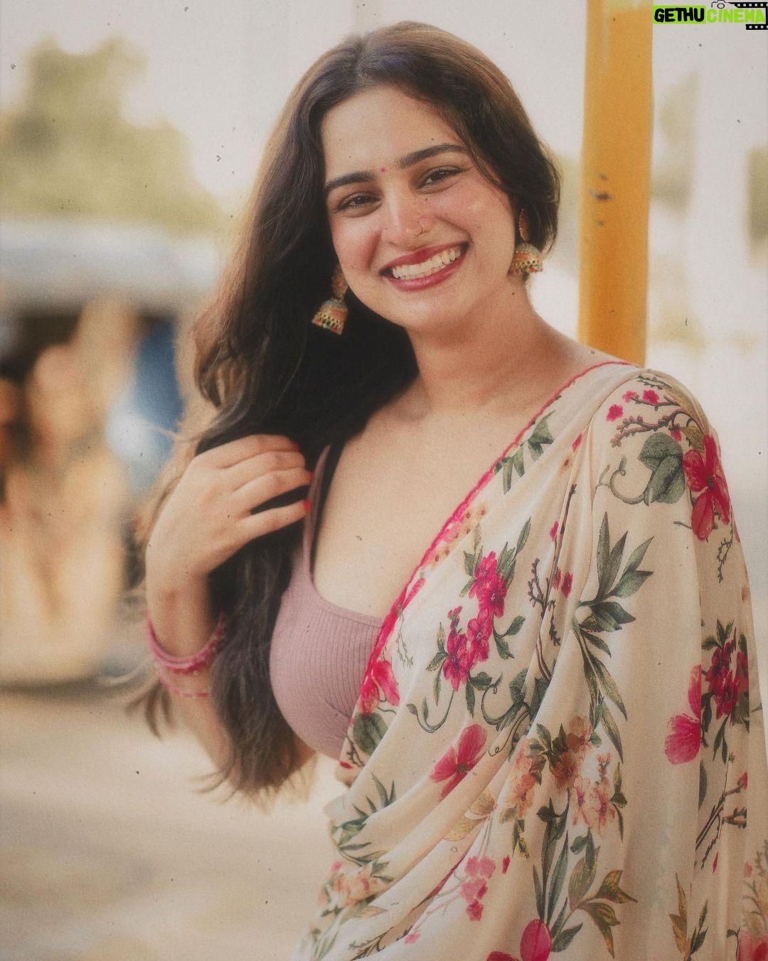 Ayesha Khan Instagram - बेक़रार करके हमें यूँ ना जाइए… 📷- @theartist.fx