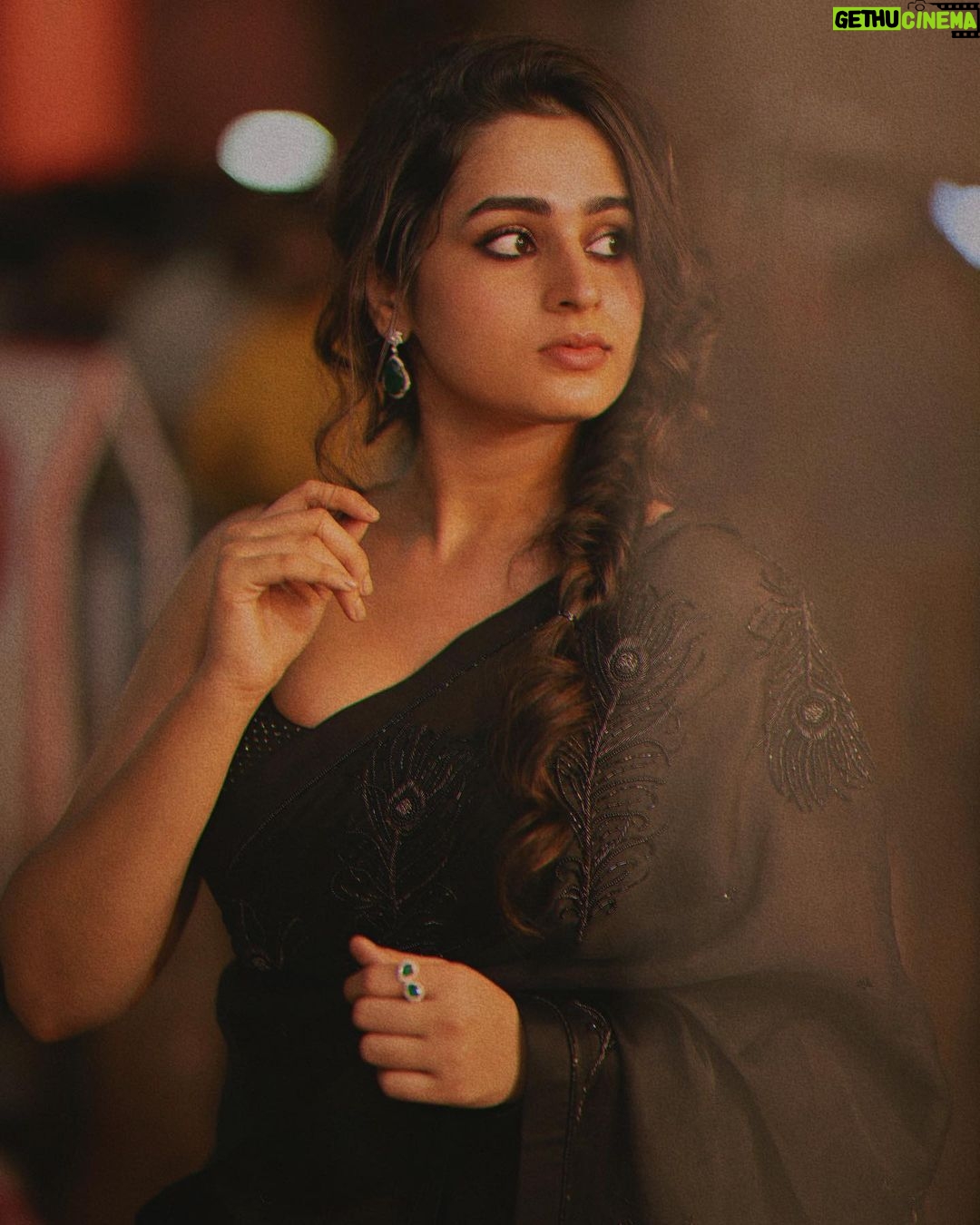 Ayesha Khan Instagram - आप सभी को दिवाली की हार्दिक शुभकामनाएँ 🪔✨ . . 📷- @thepremkahani Saree by- @priyamachineni Lehenga by- @archithanarayanamofficial Jewellery- @kushalsfashionjewellery Hairstylist- @vizag_celebroties_bridal_makup Styled by- @sravyalavidi Draped by- @jyo__glow Hyderabad