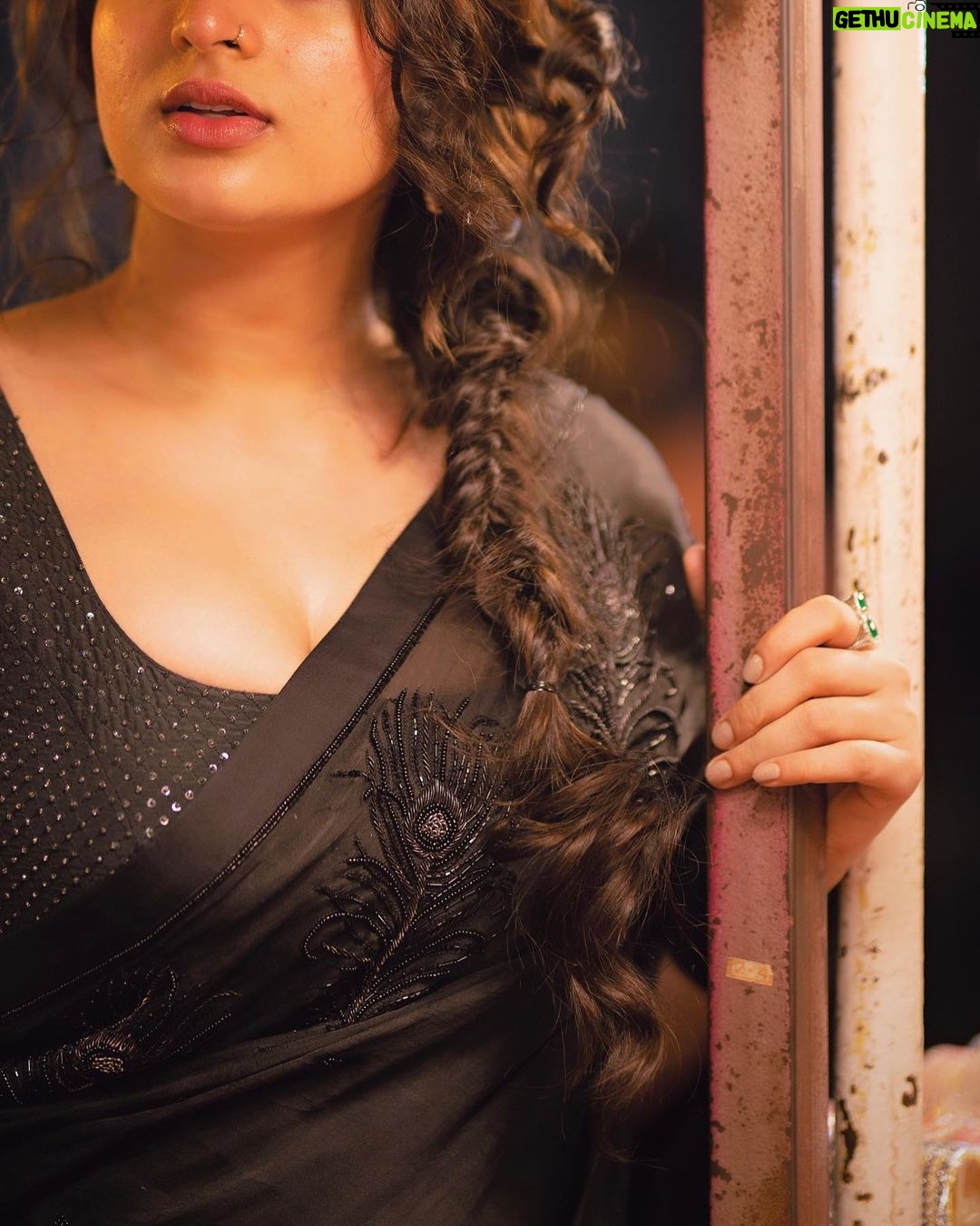 Ayesha Khan Instagram - आप सभी को दिवाली की हार्दिक शुभकामनाएँ 🪔✨ . . 📷- @thepremkahani Saree by- @priyamachineni Lehenga by- @archithanarayanamofficial Jewellery- @kushalsfashionjewellery Hairstylist- @vizag_celebroties_bridal_makup Styled by- @sravyalavidi Draped by- @jyo__glow Hyderabad