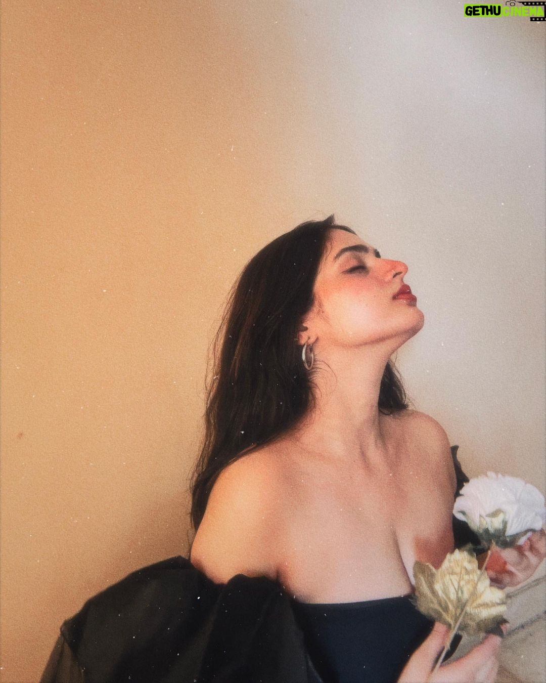 Ayesha Khan Instagram - Hopeless romantic ❤️🩹