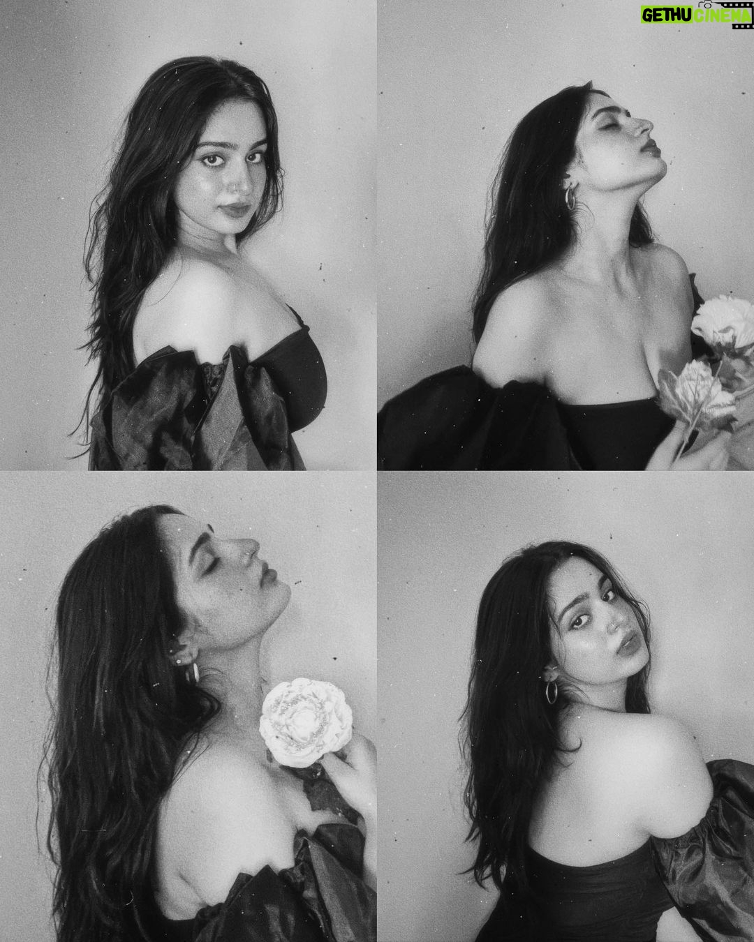 Ayesha Khan Instagram - Hopeless romantic ❤️🩹