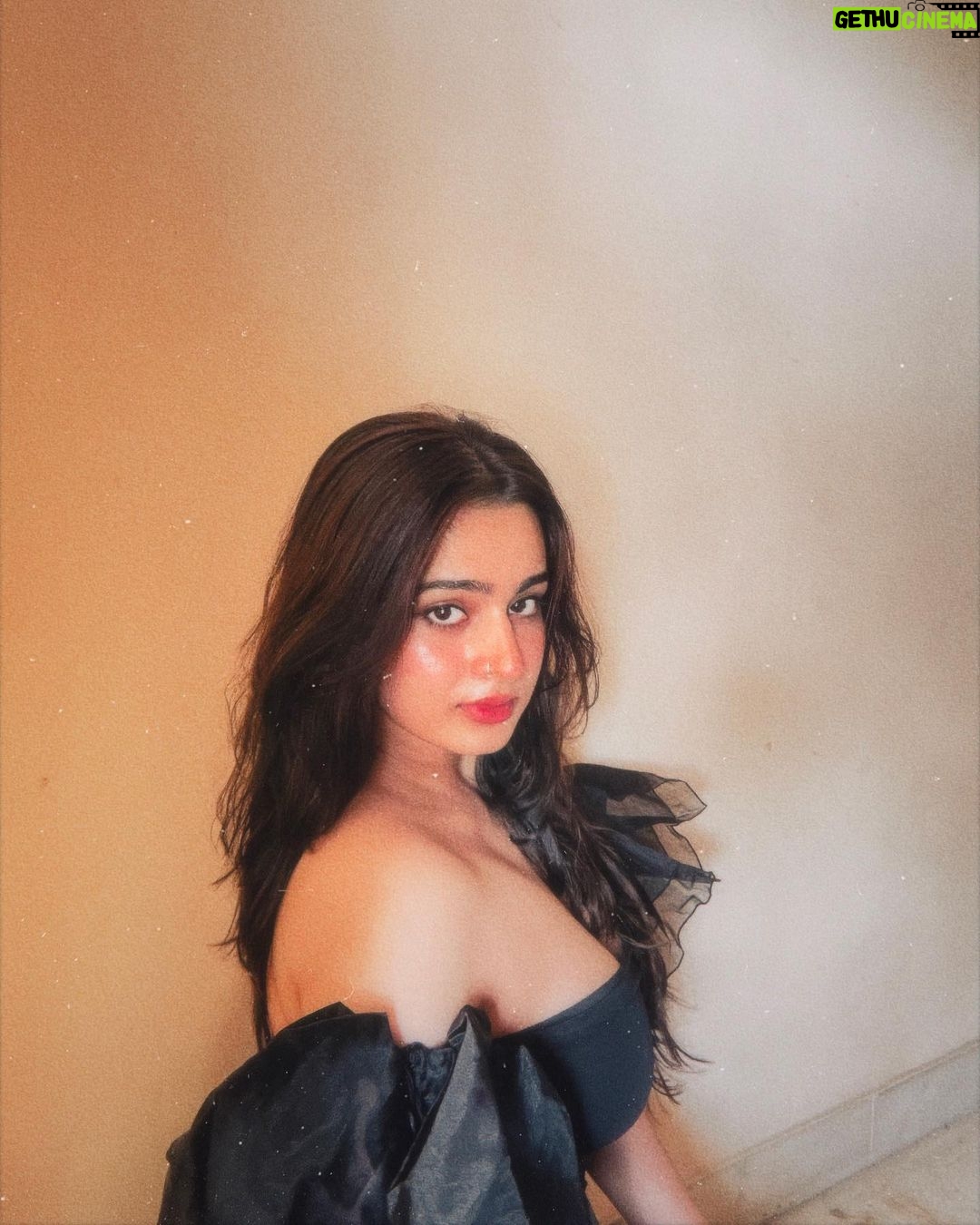 Ayesha Khan Instagram - Hopeless romantic ❤️🩹