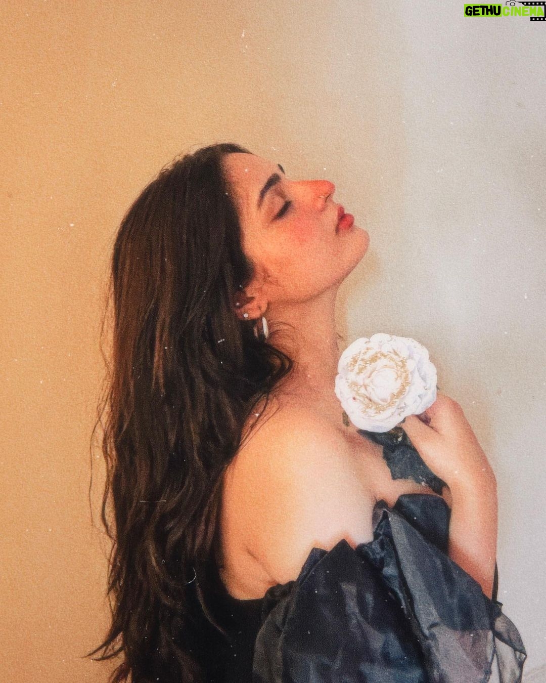 Ayesha Khan Instagram - Hopeless romantic ❤️🩹