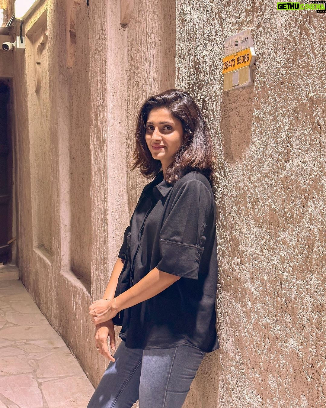 Ayesha Zeenath Instagram - 🦢🖤🫧 Dubai Old Souq