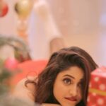 Ayesha Zeenath Instagram - Merry Christmas 🎅🏻💫 : : Makeup: @makeup_by_kez Hair: @banuhairstylist Photography: @dhanush__photography Outfit: @anora_artstudio Jewellery: @fineshinejewels Location: @kezmakeupstudioandacademy