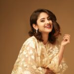 Ayesha Zeenath Instagram - Light into the dark : : @en.nizharpadam @ishwaryaalaguvel @mary_vijayakumar_mua_ @fineshinejewels @istills_studio @tnt_designstudio