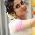 Ayesha Zeenath Instagram - Happy Onam 🌸 : : : Makeup: @makeup_by_kez Hair: @banuhairstylist Blouse: @yaradesigners Saree & Jewellery: @vasahindia Lens: @dhanush__photography Location: @kezmakeupstudioandacademy #onam #kerala #festival #instagram