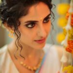 Ayesha Zeenath Instagram - Happy Onam 🌸 : : : Makeup: @makeup_by_kez Hair: @banuhairstylist Blouse: @yaradesigners Saree & Jewellery: @vasahindia Lens: @dhanush__photography Location: @kezmakeupstudioandacademy : ; #onam #kerala #traditional #festival