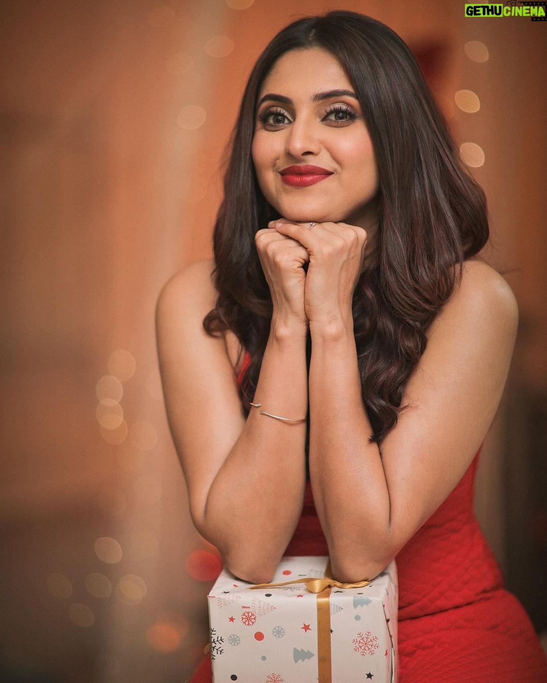 Ayesha Zeenath Instagram - Jingle bells jingle bells jingle all the way 🎅🏻 : : Team 💞 Makeup: @makeup_by_kez Hair: @banuhairstylist Photography: @dhanush__photography Outfit: @anora_artstudio Jewellery: @fineshinejewels Location: @kezmakeupstudioandacademy