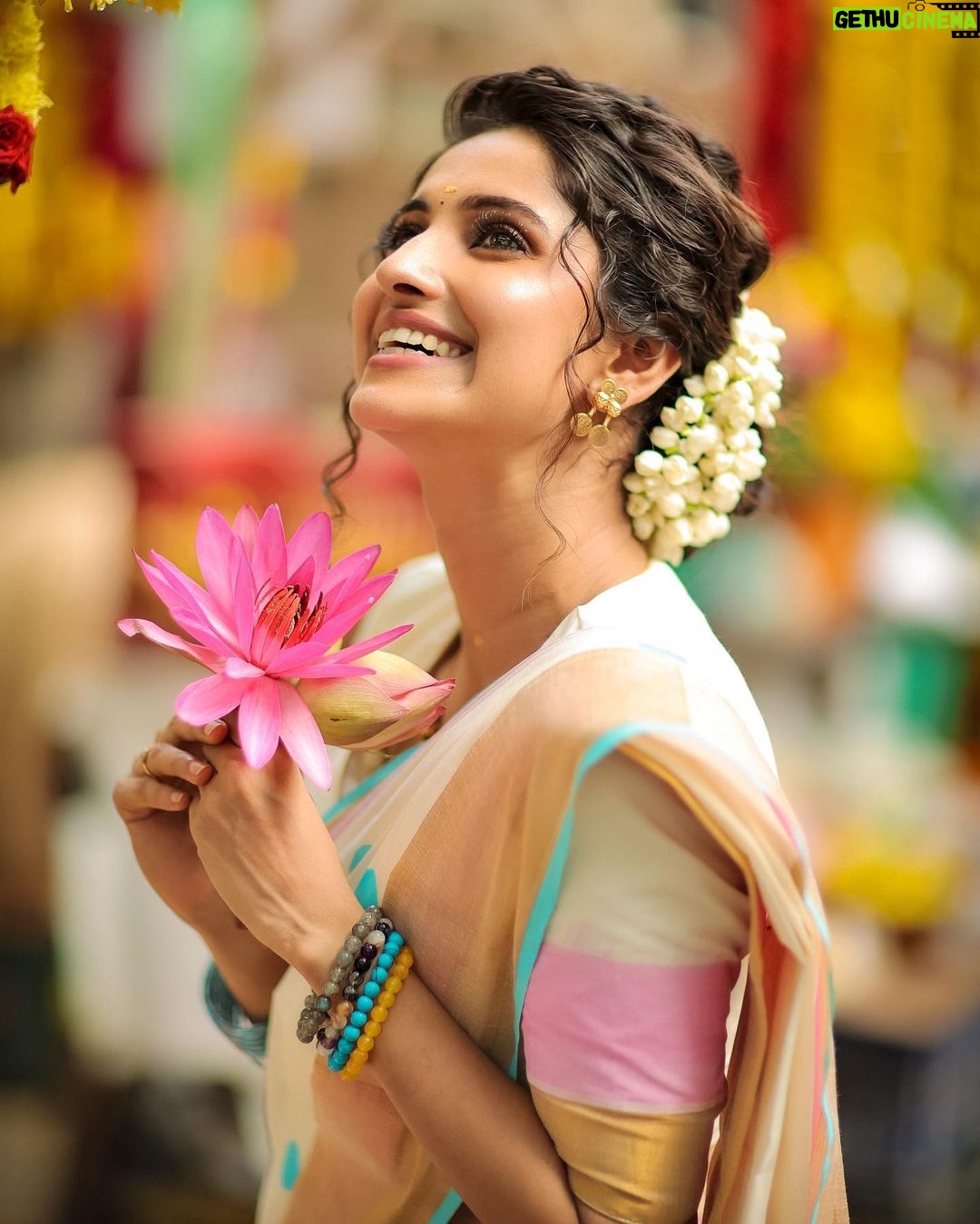 Ayesha Zeenath Instagram - Happy Onam đ¸ . : : Makeup: @makeup_by_kez Hair: @banuhairstylist Blouse: @yaradesigners Saree & Jewellery: @vasahindia Lens: @dhanush__photography Location: @kezmakeupstudioandacademy #onam #festival #kerala #mallu #love