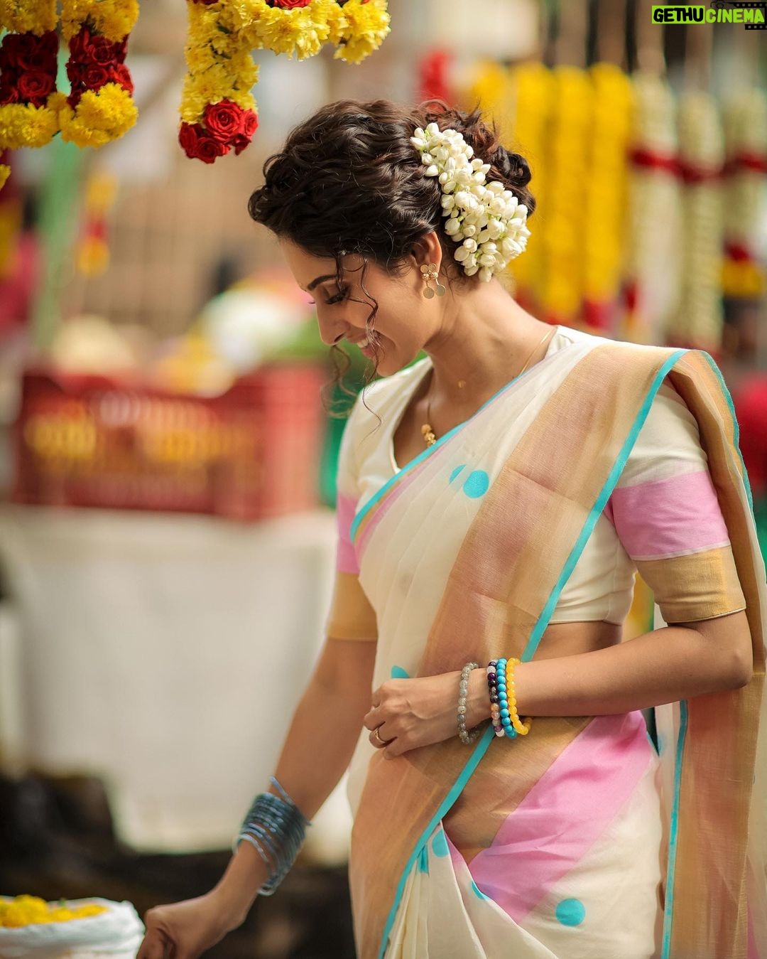 Ayesha Zeenath Instagram - Happy Onam đ¸ . : : Makeup: @makeup_by_kez Hair: @banuhairstylist Blouse: @yaradesigners Saree & Jewellery: @vasahindia Lens: @dhanush__photography Location: @kezmakeupstudioandacademy #onam #festival #kerala #mallu #love