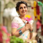 Ayesha Zeenath Instagram - Happy Onam 🌸 . : : Makeup: @makeup_by_kez Hair: @banuhairstylist Blouse: @yaradesigners Saree & Jewellery: @vasahindia Lens: @dhanush__photography Location: @kezmakeupstudioandacademy #onam #festival #kerala #mallu #love