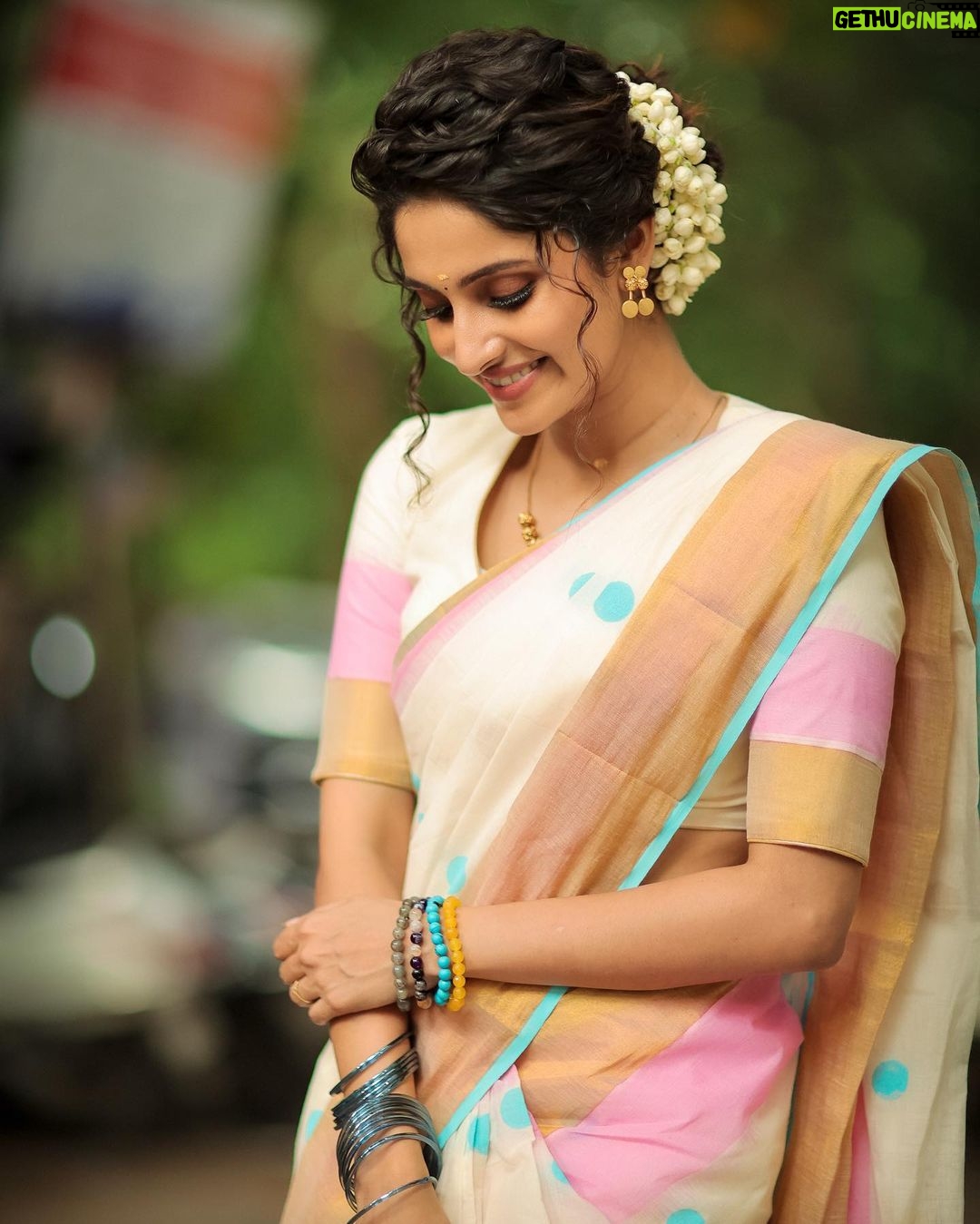 Ayesha Zeenath Instagram - Happy Onam đ¸ . : : Makeup: @makeup_by_kez Hair: @banuhairstylist Blouse: @yaradesigners Saree & Jewellery: @vasahindia Lens: @dhanush__photography Location: @kezmakeupstudioandacademy #onam #festival #kerala #mallu #love